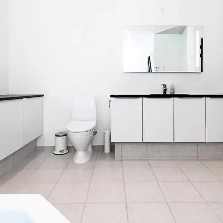 Modern Retreat By Water - By Traum 別荘